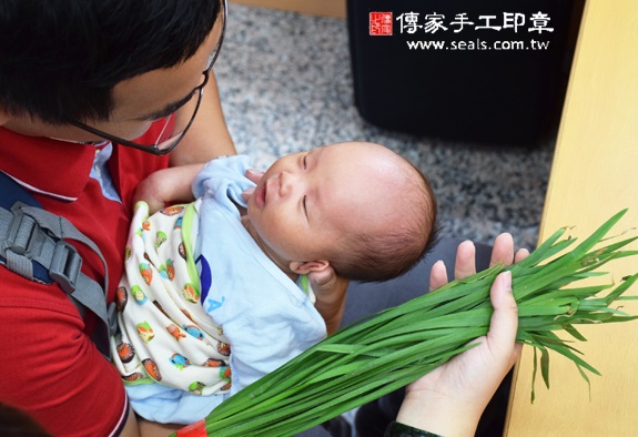 高寶寶(台中北區嬰兒寶寶滿月剃頭理髮、免費嬰兒剃胎毛儀式吉祥話)。中國風會場，爸媽寶貝免費穿「日中韓」古裝禮服。專業拍照、DVD光碟、證書。★購買「臍帶章、肚臍章、胎毛筆刷印章」贈送：剃頭、收涎、抓周，三選一。 2015.11.15 照片8